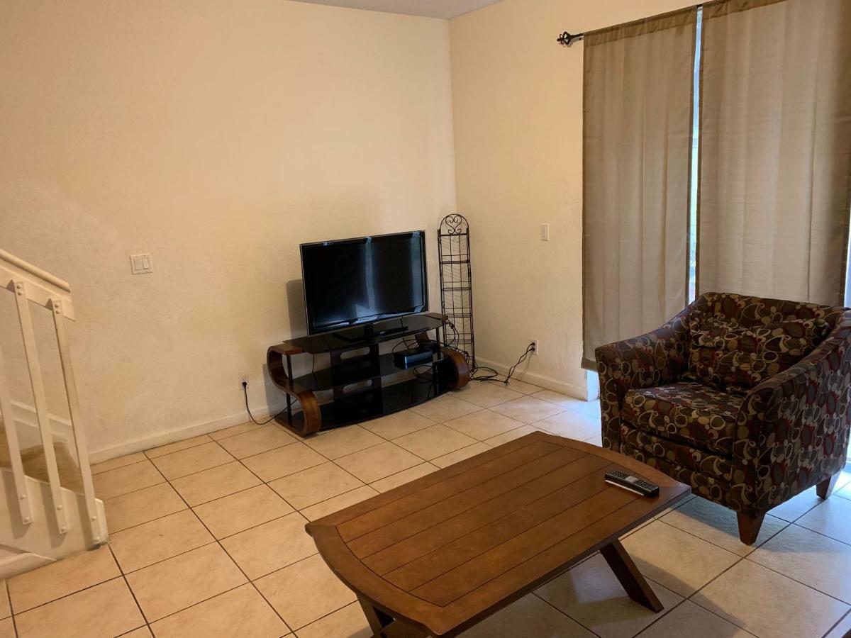 Bedroom Suite In Lauderdale Lakes Townhome Форт-Лодердейл Экстерьер фото